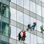 Industrieklettern in Berlin: Die unsichtbaren Helden an der Glasfront